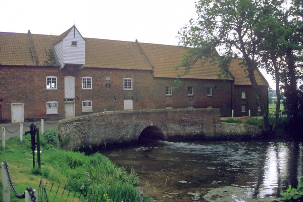 watermolen met brug.jpg