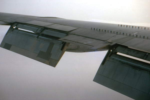 Landing Boeing 707.jpg