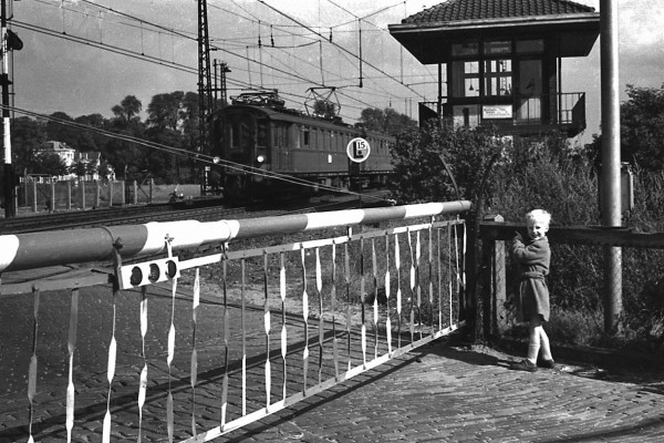 Spoorwegovergang Beverwijk 17 sept. 1955.jpg