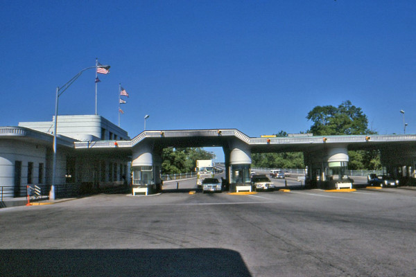 Amerikaanse douanepost bij Blue Water Bridge.jpg