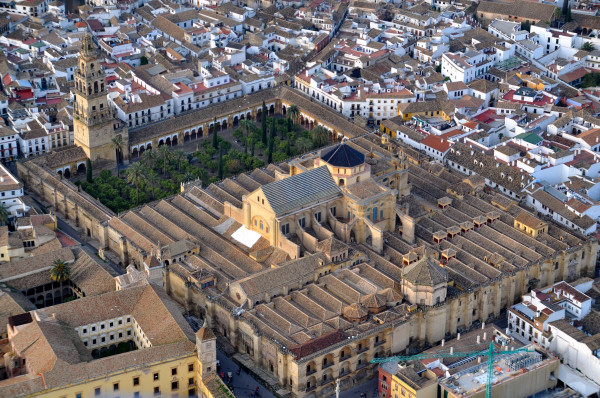 Mezquita_de_Córdoba_desde_el_aire_(Córdoba,_España).jpg