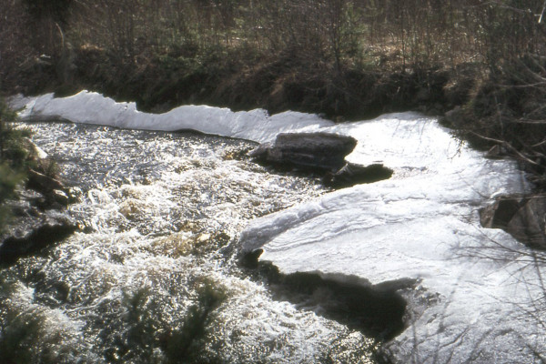 Half bevroren beek 1972.jpg