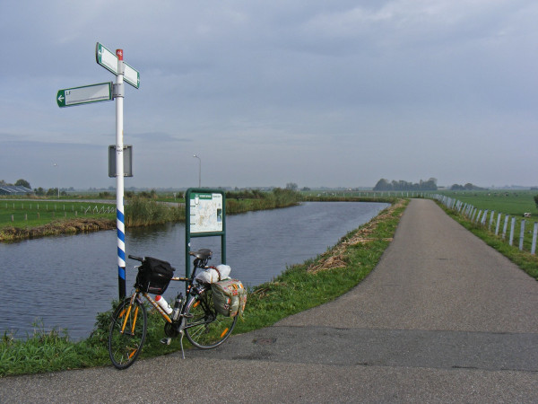 Wegwijzer in polder.jpg