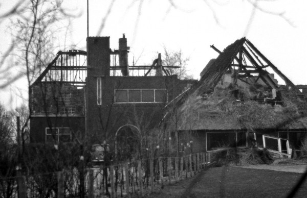 JH. Zonnehoeve na brand van 30 maart 1971.jpg