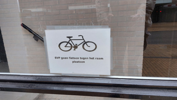 fietsen meervoud niet tegen raam.jpg
