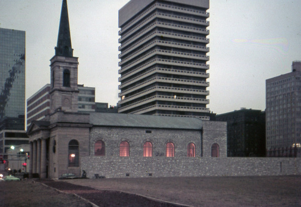 Kerk tussen kolossen.jpg