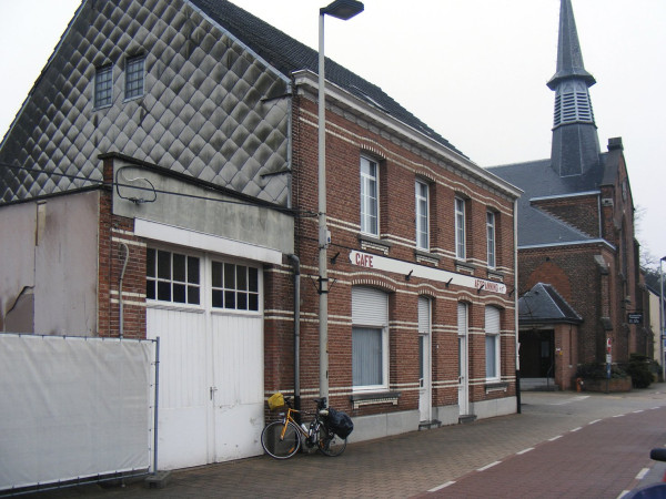 Café met slangenhuidgevel.jpg