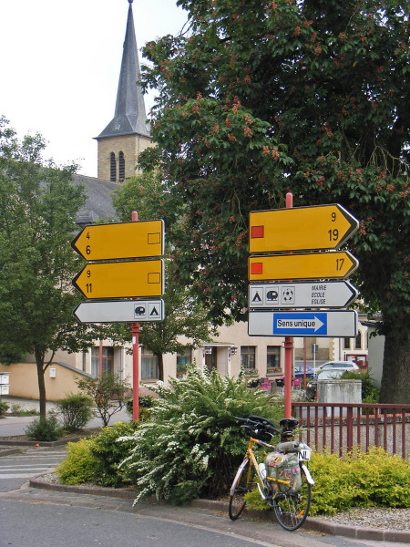 Wegwijzers en kerktoren.jpg