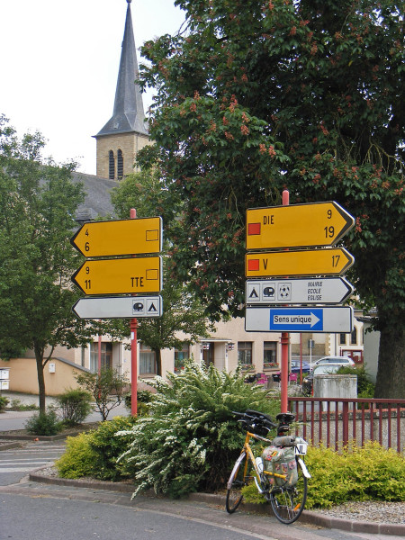 Wegwijzers en kerktoren-letters.jpg