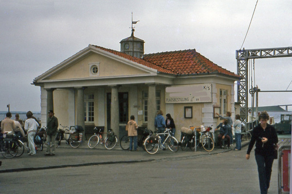 Timpaan op zuilen.jpg