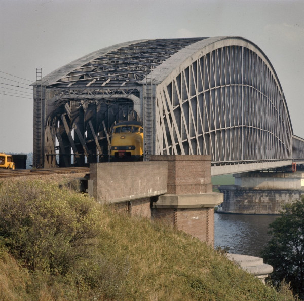 Spoorbrug_gezien_vanuit_het_noorden_Culemborg.jpg