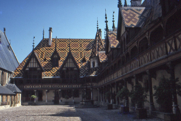 Hôtel Dieu Beaune.jpg