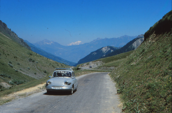 19790812-1-09A-fietsvakantie Alpen en Pyreneeën-Panhard.jpg