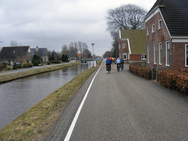 Fietsen langs kanaal.jpg