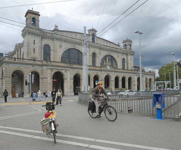 Groot grijs gebouw.jpg