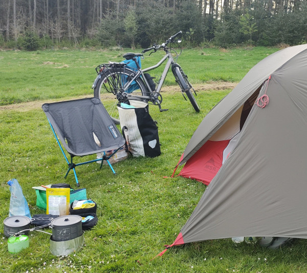 foto stoeltje bij tent.jpg