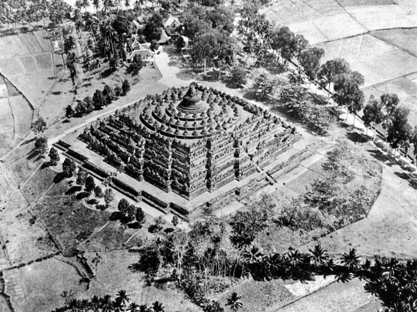 Borobudur omstreeks 1930.jpg