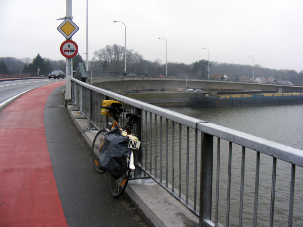 Brug over kanaal.jpg