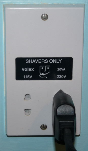 Dual_Voltage_Shaver_Socket.jpg