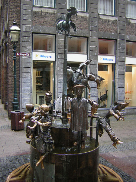 800px-Puppenbrunnen_in_Aachen.jpg