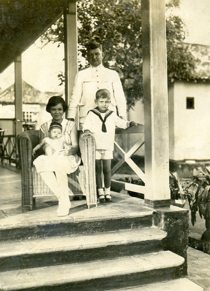 Palembang, voor ons huis in 1927, met baby Henk.jpg