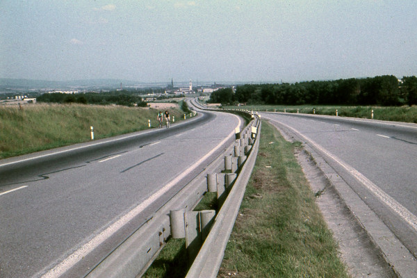 Fietsen op verlaten autoweg.jpg