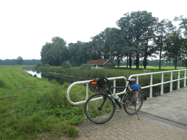 brug over beek.JPG