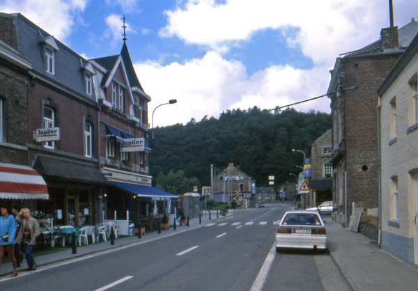 Rue avec café.jpg