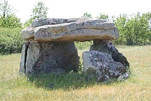 dolmen de mont-benault.jpg