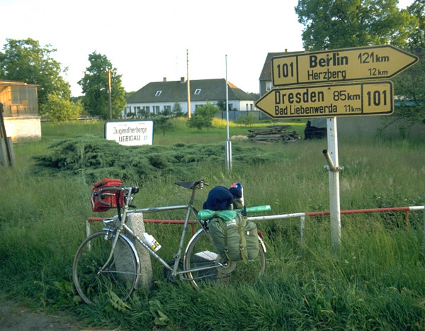 Handbeschilderde wegwijzers.jpg